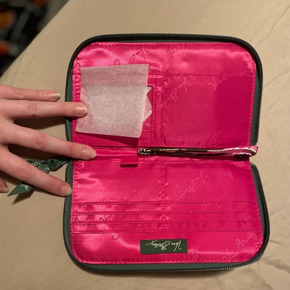 NWOT Vera Bradley Wallet💕 - Picture 3 of 3